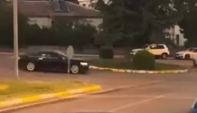 Plakasını kapatıp drift yapmıştı, yine drift yaparken yakalandıElazığ'da geçtiğimiz aylarda, aracının plakasını kapatarak drift yapan sürücü, yine drift yaparken kameraya yakalandı.