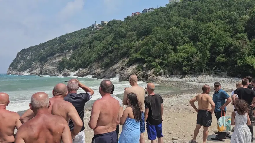 Şiddetli dalgalar zor anlar yaşattı, kayalıklara tırmandılar. 5 kişi güçlükle kurtarıldı 1 Şiddetli dalgalar zor anlar yaşattı, kayalıklara tırmandılar. 5 kişi güçlükle kurtarıldı 1