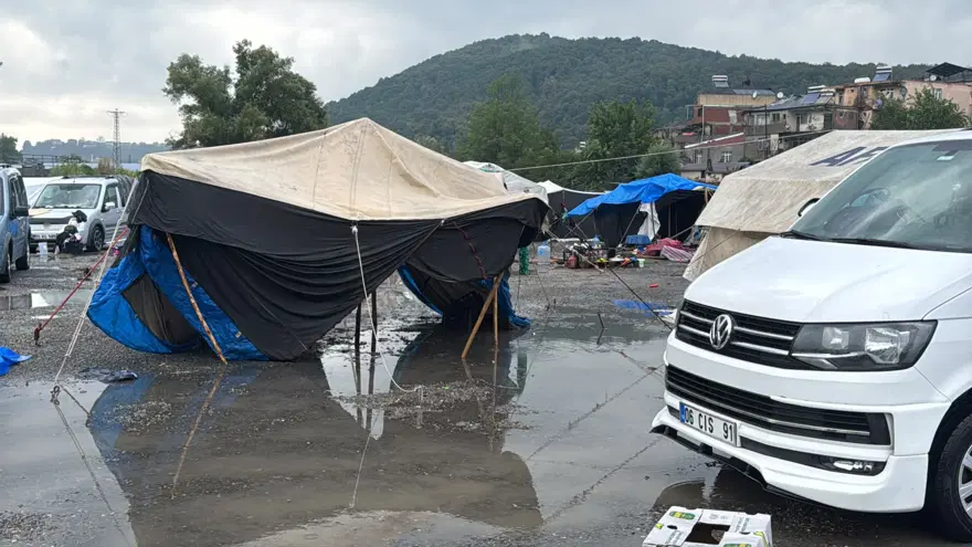 Çadırları su bastı, işçiler zor durumda. Eşyalar, yiyecekler su altında kaldı 1