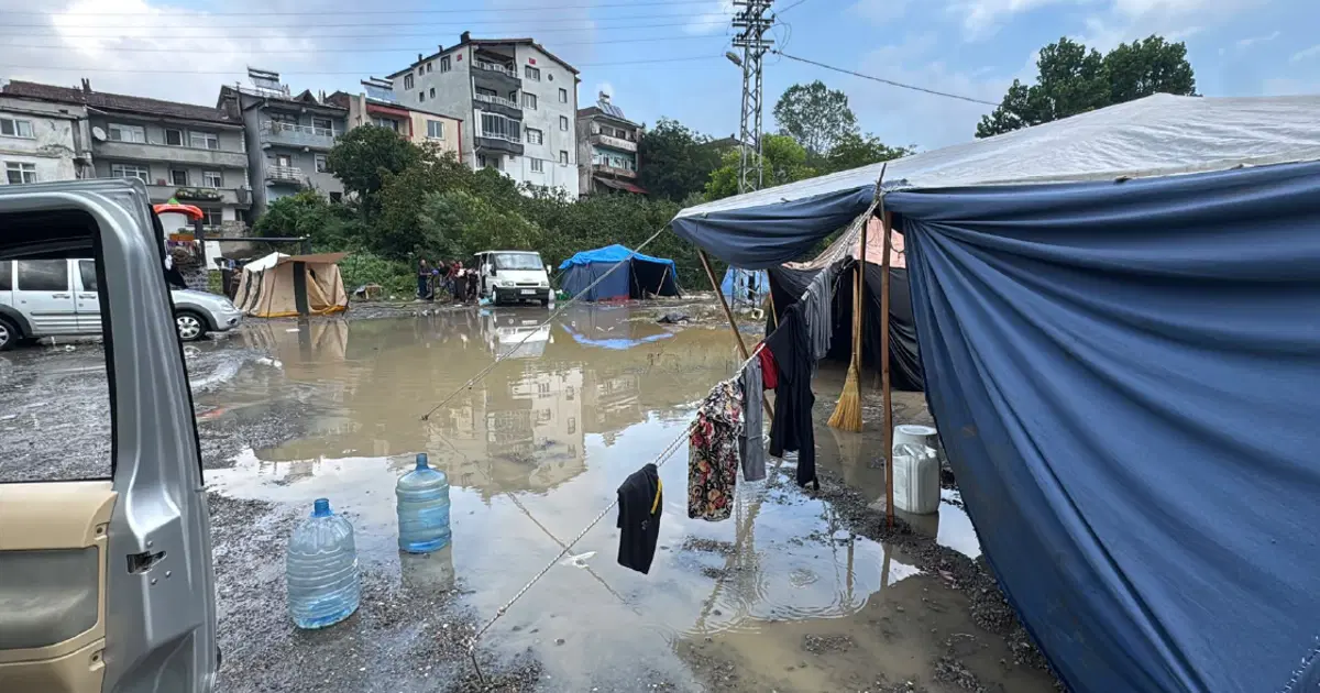 Çadırları su bastı, işçiler zor durumda. Eşyalar, yiyecekler su altında kaldı
