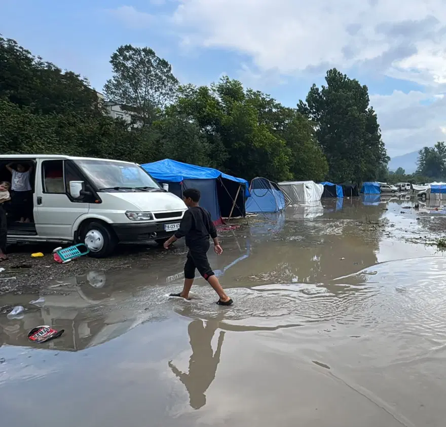 Çadırları su bastı, işçiler zor durumda. Eşyalar, yiyecekler su altında kaldı 2