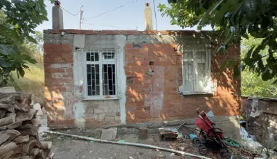 Gece ışığı yanan ev şüphe uyandırdı. Çok sayıda bıçak darbesiyle öldürülmüşSamsun’un Canik ilçesinde yalnız yaşayan 70 yaşındaki Necmettin Uzun’un evinin ışıklarının yandığını fark eden yakınlarının kontrol amacıyla eve gitmesiyle korkunç cinayet ortaya çıktı. Uzun’un çok sayıda bıçak darbesiyle öld