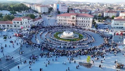 Tarihi meydanda rekor. Bin 58 kadın aynı anda halay çekti"Sivas Gurbetçi Buluşmaları ve Gastronomi Festivali" kapsamında dünyanın en büyük halay halkalarından birini oluşturmak isteyen bin 58 kadın, kol kola girerek kent meydanında halay çekti.