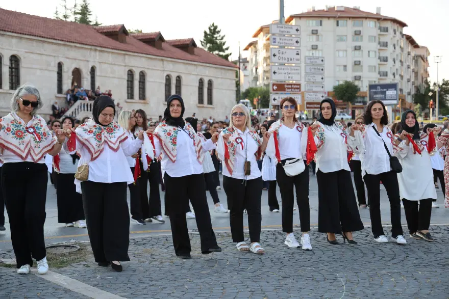 Tarihi meydanda rekor. Bin 58 kadın aynı anda halay çekti 4