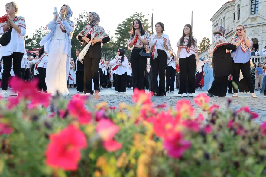 Tarihi meydanda rekor. Bin 58 kadın aynı anda halay çekti 6