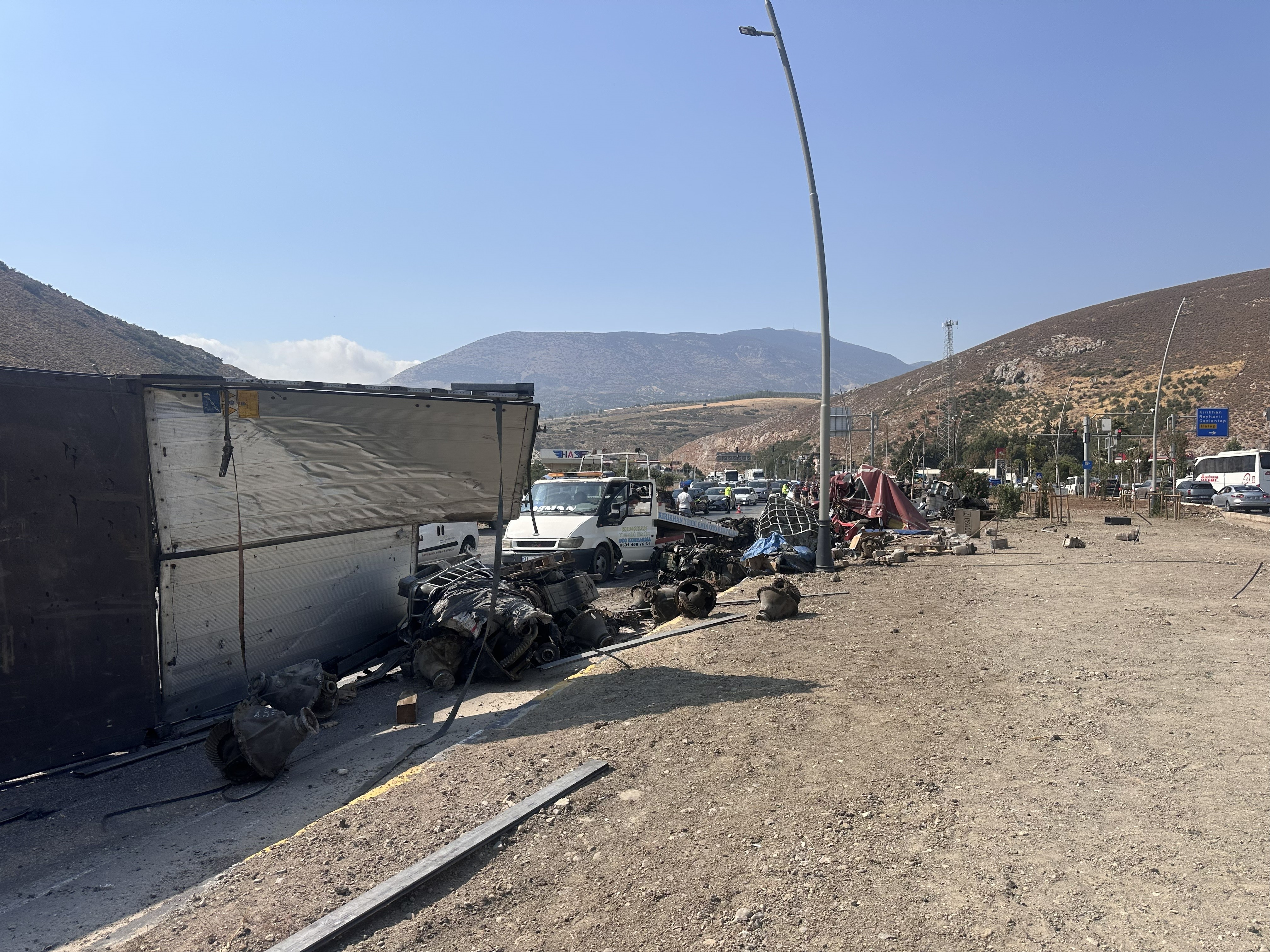 Freni arızalanan tır otomobile çarpıp devrildi