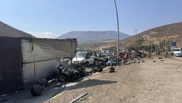 Freni arızalanan tır otomobile çarpıp devrildi