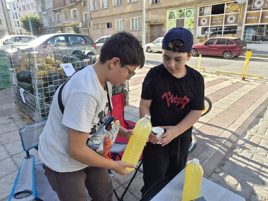 6 şişe satıp günlük 400 TL kazanıyorlar. Akşam ezanına kadar durup eve gidiyorlar 2