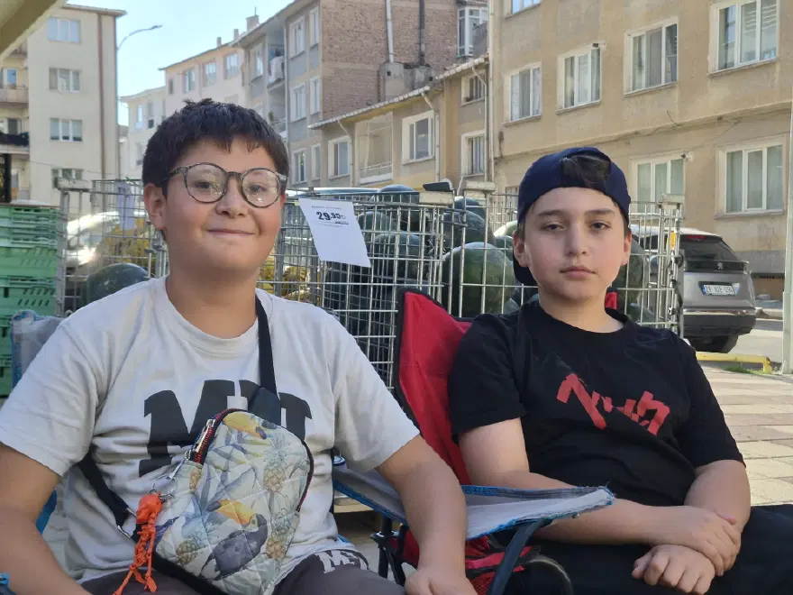 6 şişe satıp günlük 400 TL kazanıyorlar. Akşam ezanına kadar durup eve gidiyorlar 3