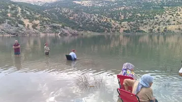 Eklem ağrıları, varis gibi hastalıklara iyi geliyor. Kilometrelerce yol gidip şifa arıyorlar