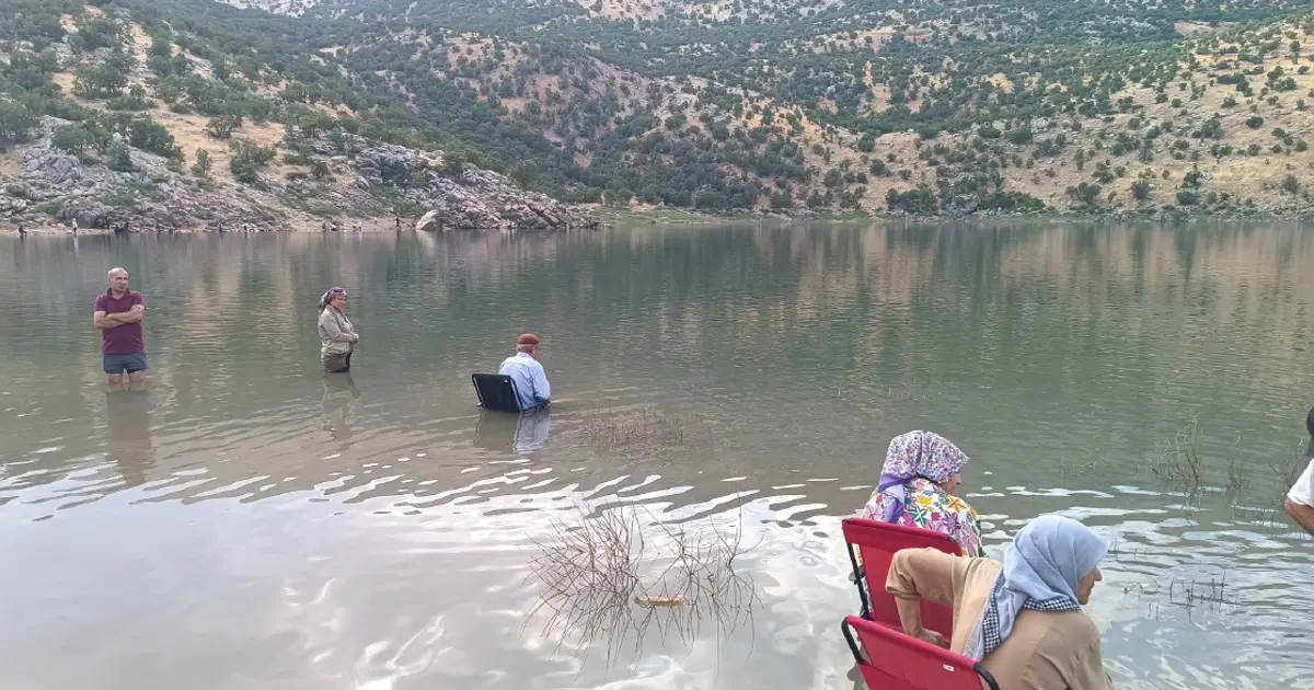 Eklem ağrıları, varis gibi hastalıklara iyi geliyor. Kilometrelerce yol gidip şifa arıyorlar