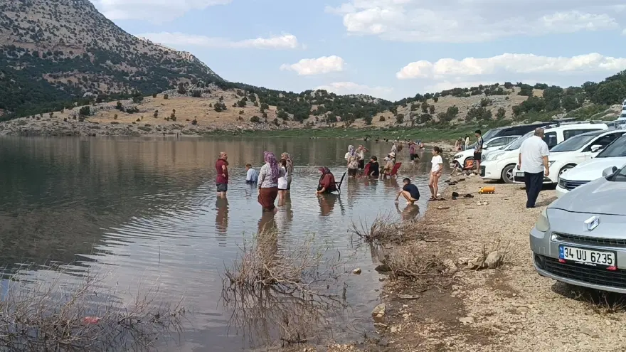 Eklem ağrıları, varis gibi hastalıklara iyi geliyor. Kilometrelerce yol gidip şifa arıyorlar 2