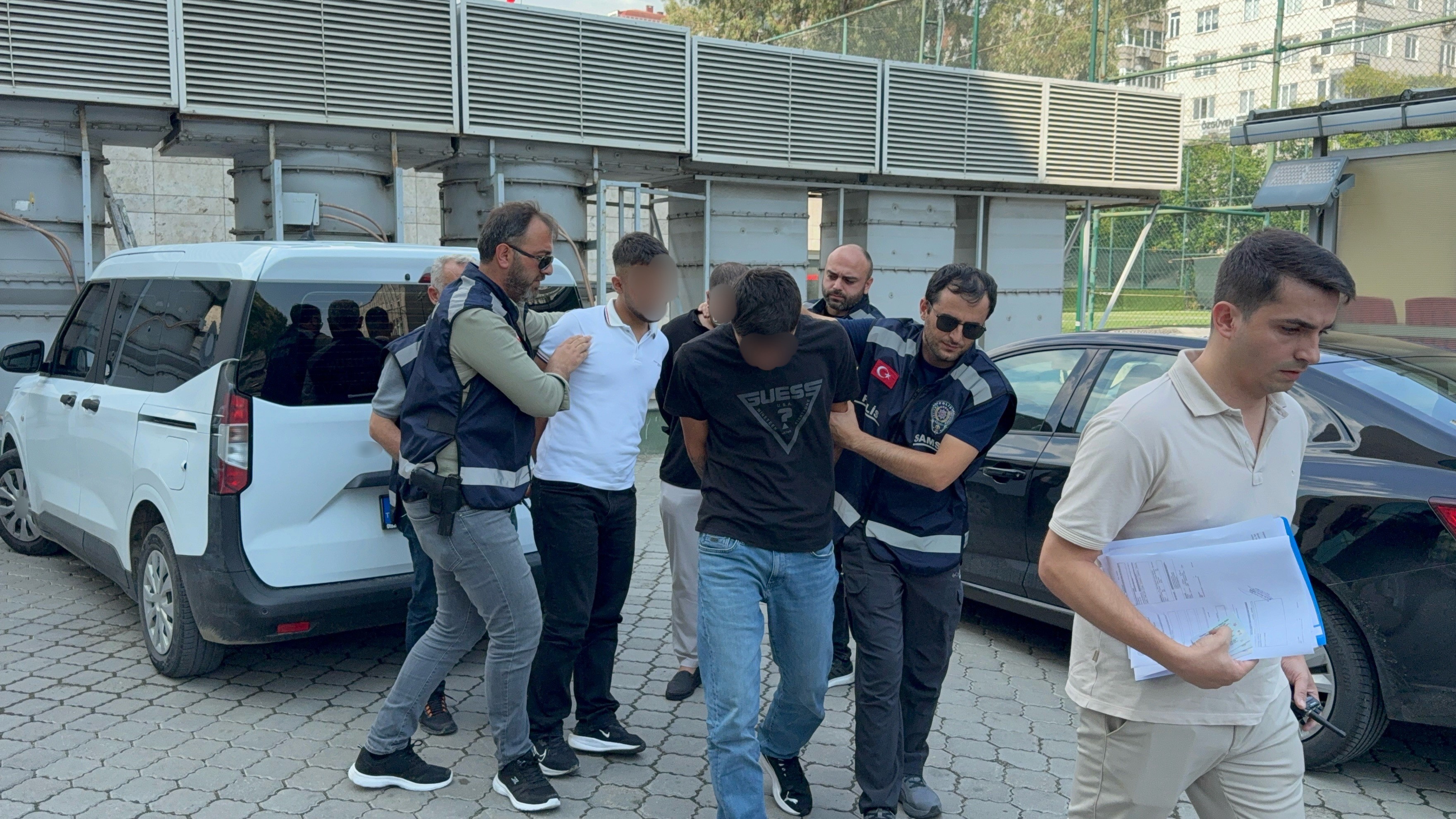 Kırtasiyeyi basıp iş yeri sahibini darbettiler. 3 şüpheli adliyede