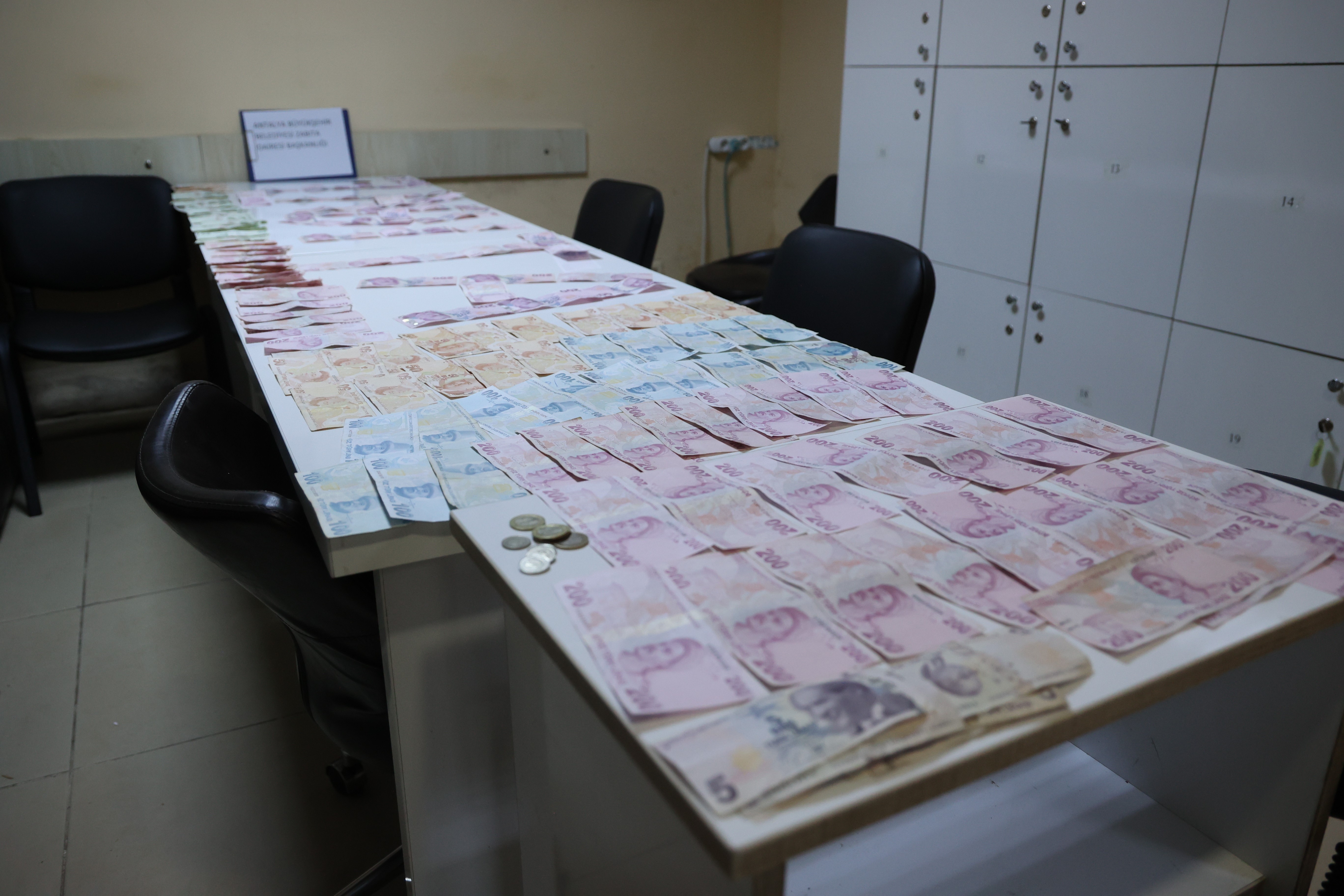 Dilencinin üzerinden 17 bin 180 lira çıktı