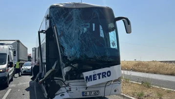 Uşak’ta otobüs kamyona çarptı. Muavin hayatını kaybetti, şoför tutuklandı