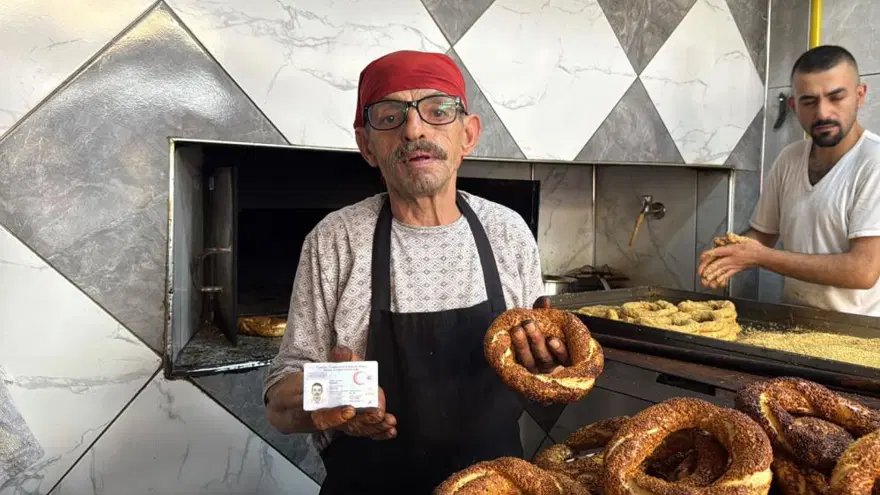 45 yıllık simit ustasının dikkat çeken soyadı: "Simidin susamı diyorum" 1 45 yıllık simit ustasının dikkat çeken soyadı: "Simidin susamı diyorum" 1