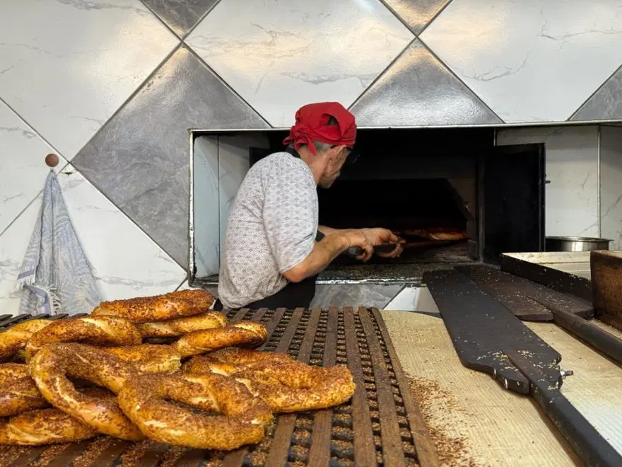 45 yıllık simit ustasının dikkat çeken soyadı: "Simidin susamı diyorum" 3 45 yıllık simit ustasının dikkat çeken soyadı: "Simidin susamı diyorum" 3