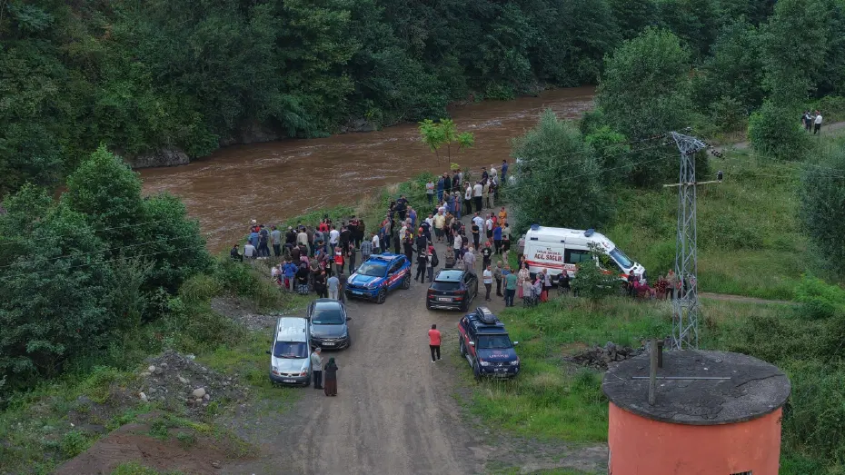 Giresun'da anne ile iki kızı sel sularına kapıldı. Kardeşlerin cansız bedeni bulundu