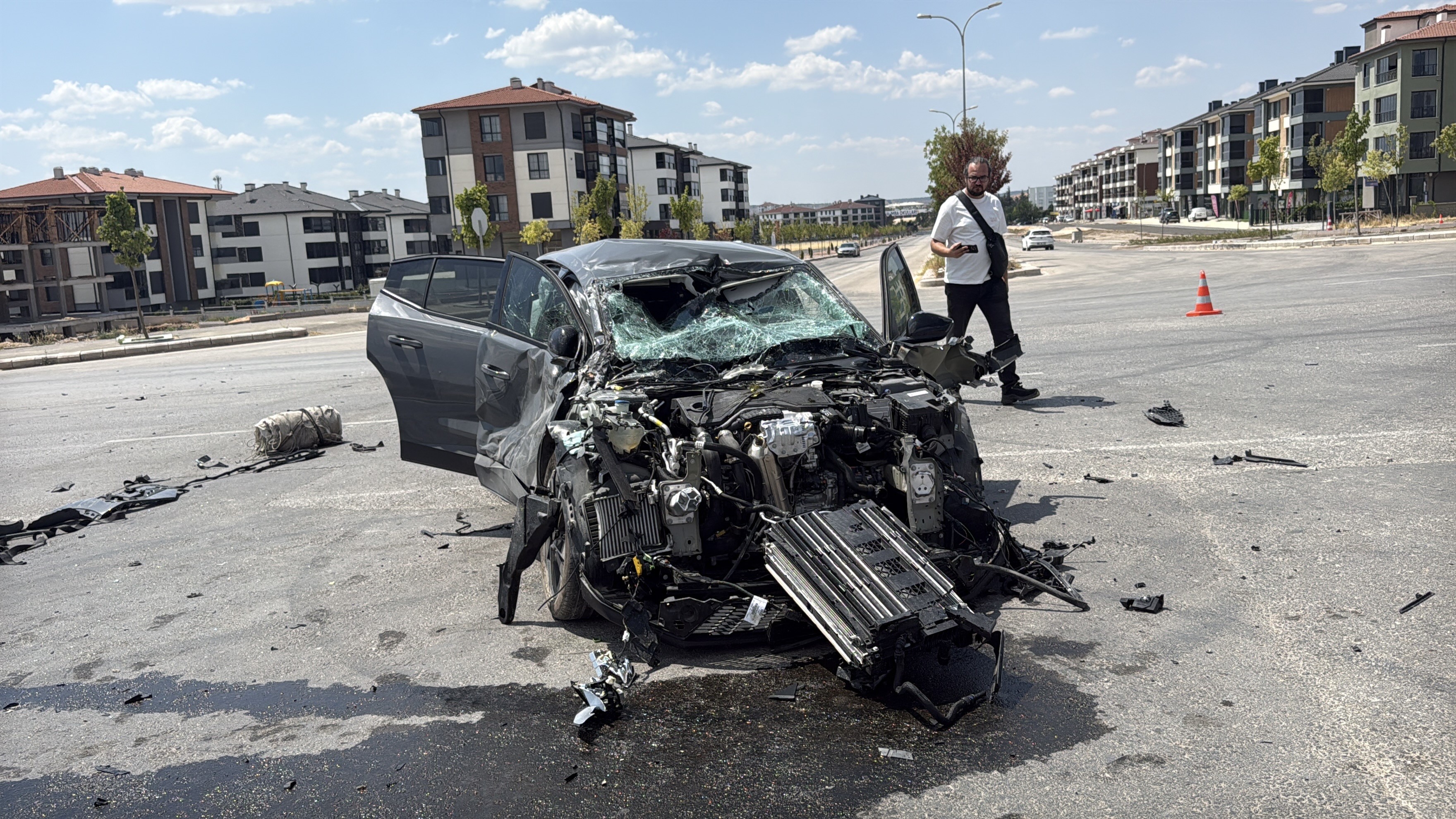 Otomobil tuğla yüklü tırla çarpıştı, hurdaya döndü