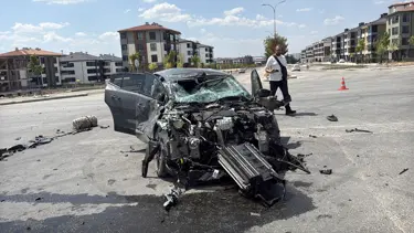 Otomobil tuğla yüklü tırla çarpıştı, hurdaya döndü