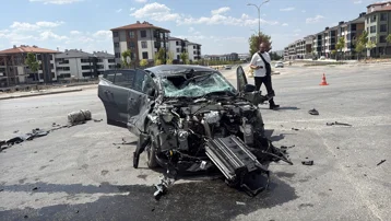 Otomobil tuğla yüklü tırla çarpıştı, hurdaya döndü