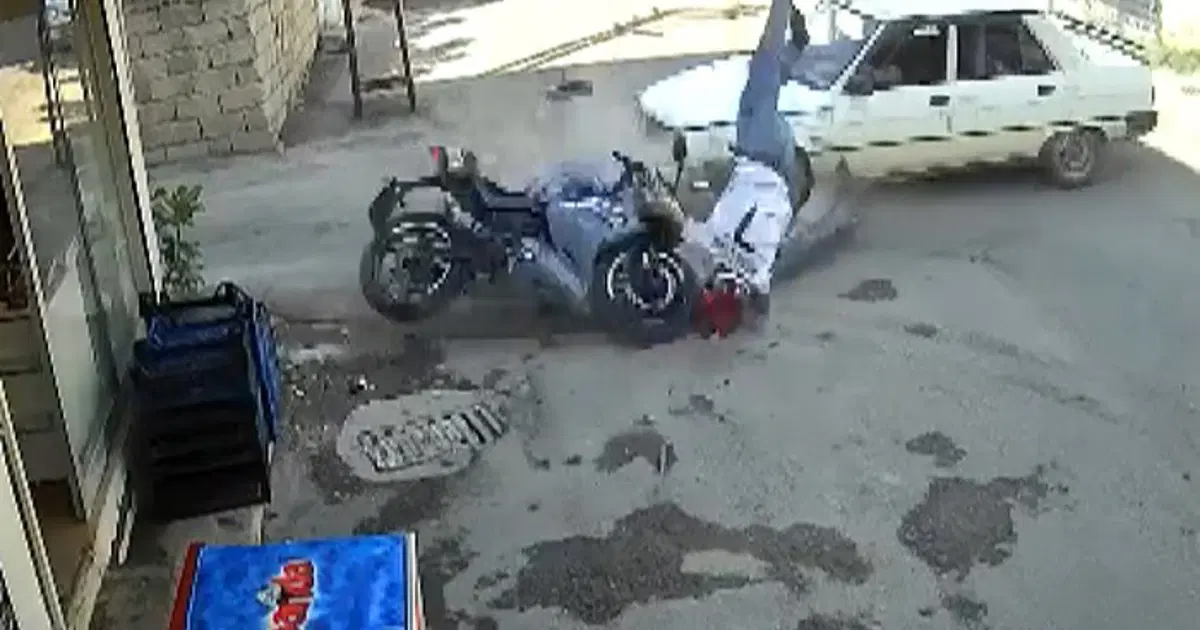 Korkunç kaza anı: Motosiklet sürücüsü metrelerce havaya fırladı