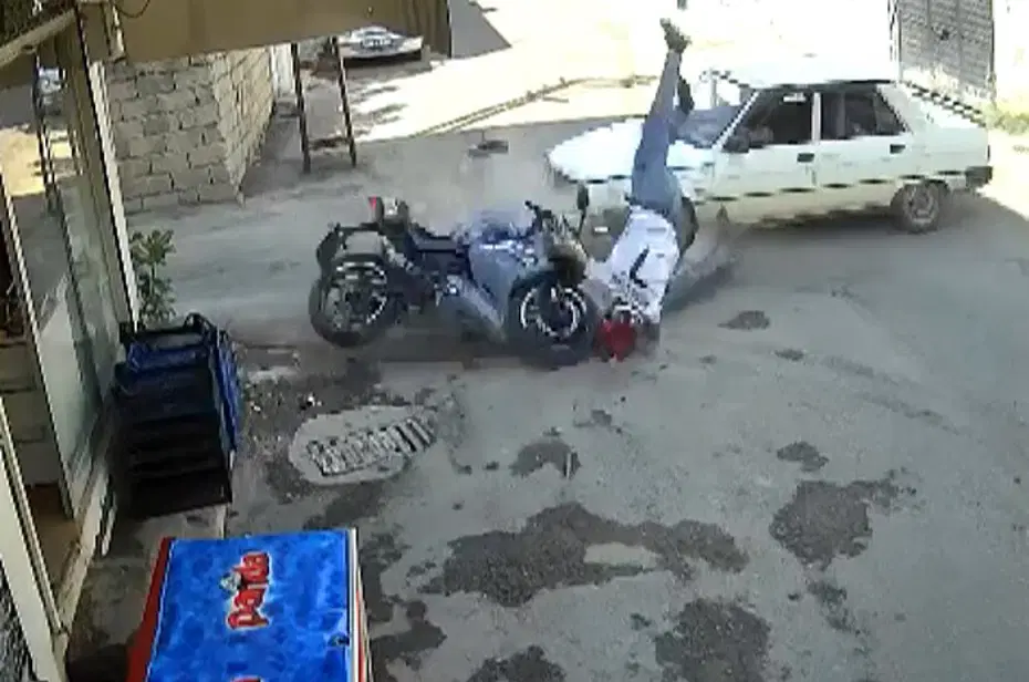 Korkunç kaza anı: Motosiklet sürücüsü metrelerce havaya fırladı