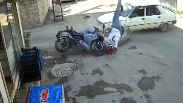 Korkunç kaza anı: Motosiklet sürücüsü metrelerce havaya fırladı