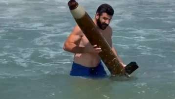 Karadeniz'de yüzerken şüpheli cisim buldu