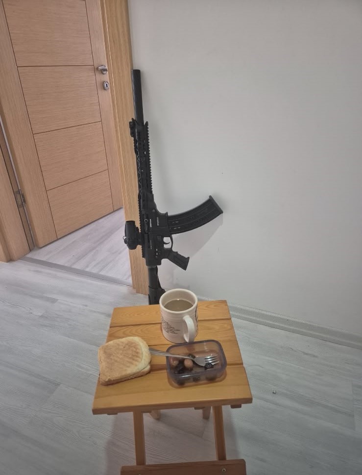 İstanbul'da hareketli saatler. Kendini eve kapattı, sağa sola ateş açtı