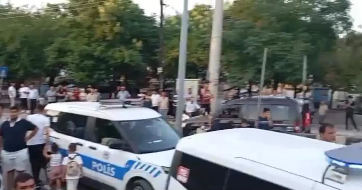 Gaziantep'te ilçeyi ayağa kaldıran cinsel istismar iddiası. Yüzlerce kişi karakolun önünde toplandı