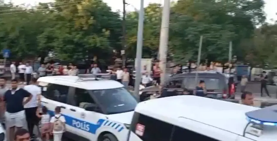 Gaziantep'te ilçeyi ayağa kaldıran cinsel istismar iddiası. Yüzlerce kişi karakolun önünde toplandı
