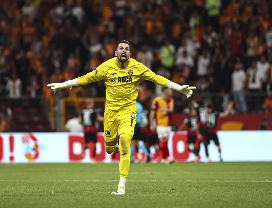 2 gol yedi ama Galatasaray-Çorum FK maçına damga vurdu, herkes Marcos Felipe'yi konuştu 5