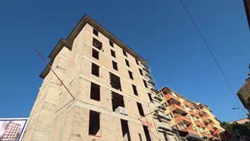 Eşiyle tartıştı, binanın üst katına çıkıp ikna edilmeyi bekledi