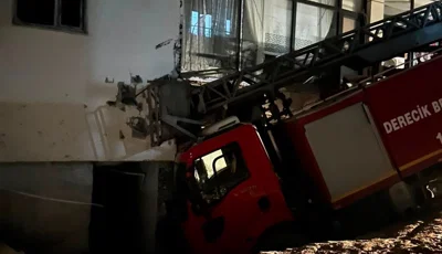 Uzman çavuş feci şekilde can verdiHakkari'de anahtarını unuttuğu evine girmek için itfaiye aracının merdiveniyle balkona ulaşmaya çalışan uzman çavuş sıkışarak hayatını kaybetti.