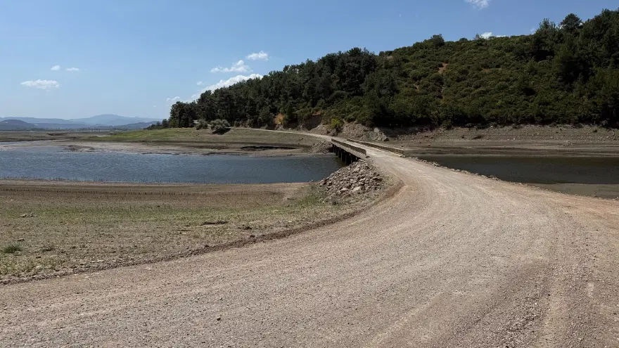 Baraj suları çekildi. Kısa mesafe ulaşımı sağlayan köprü açıldı Baraj suları çekildi. Kısa mesafe ulaşımı sağlayan köprü açıldı