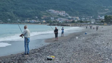 Karadeniz'de bolluk yaşanıyor. Oltasını alan koştu