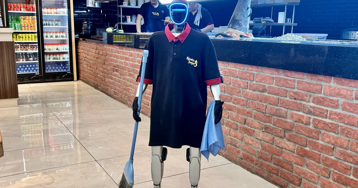 Robot garson, müşterilerin ilgi odağı oldu: Zam isteyip izin peşinde koşuyor