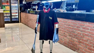 Robot garson, müşterilerin ilgi odağı oldu: Zam isteyip izin peşinde koşuyor Robot garson, müşterilerin ilgi odağı oldu: Zam isteyip izin peşinde koşuyor