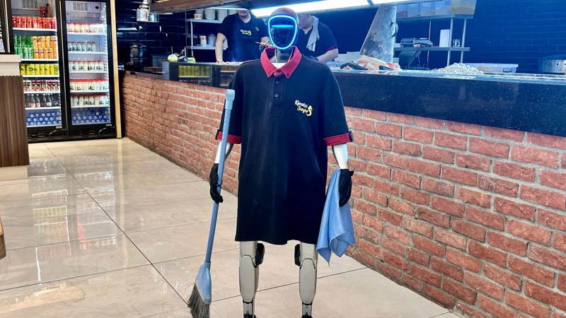 Robot garson, müşterilerin ilgi odağı oldu: Zam isteyip izin peşinde koşuyor