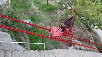 Eşine sevgisinden kendi imkanlarıyla yaptı. 60 basamaklık merdivene asansör