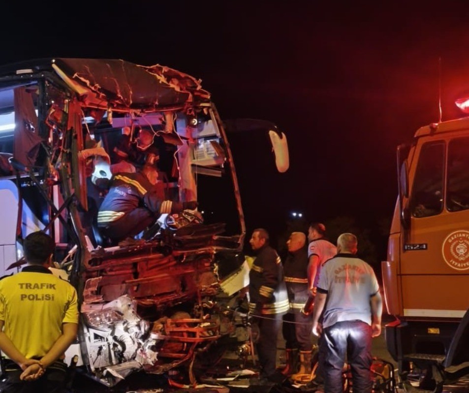 Gaziantep’te yolcu otobüsü TIR'la çarpıştı: 2 ölü, 22 yaralı
