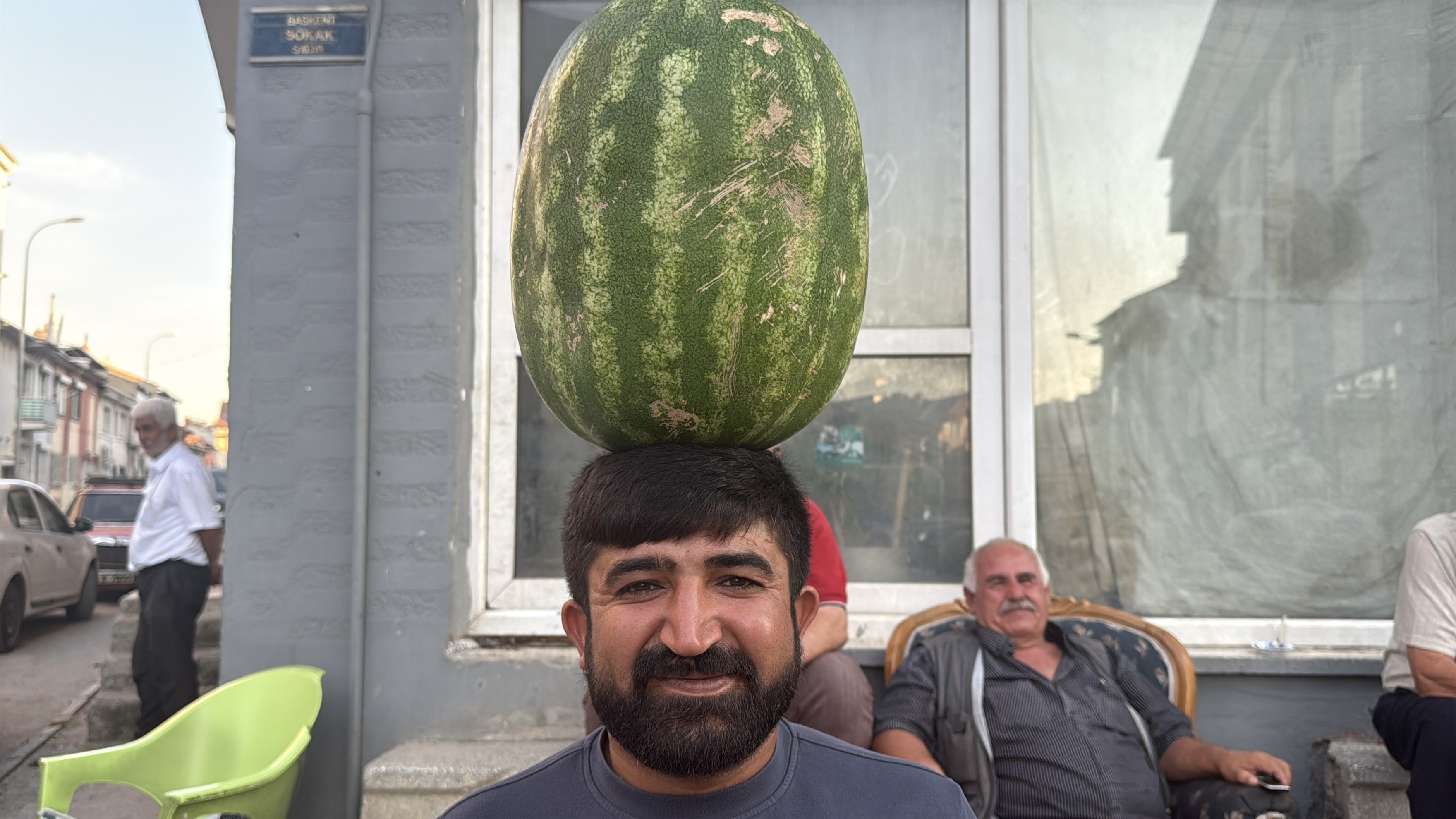 Kafasında 40 kilo karpuzla geziyor