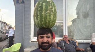 Kafasında 40 kilo karpuzla geziyor