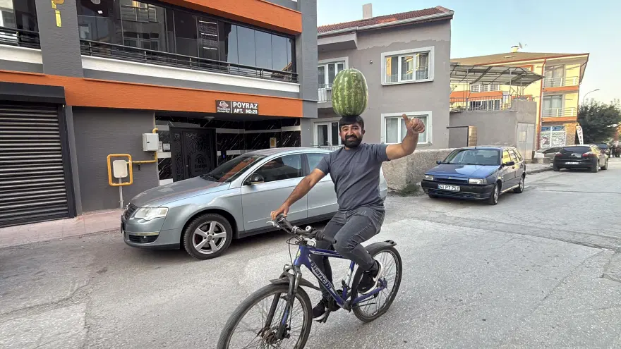 Kafasında 40 kilo karpuzla geziyor 2