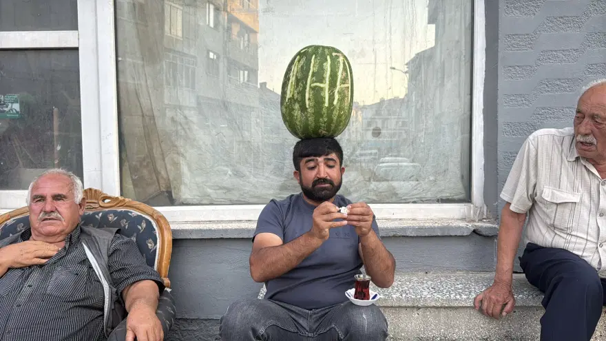 Kafasında 40 kilo karpuzla geziyor 3