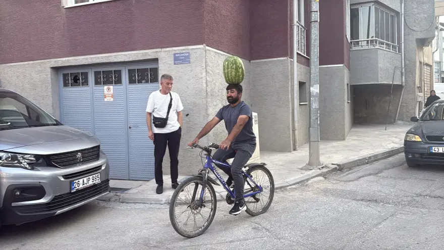 Kafasında 40 kilo karpuzla geziyor 1