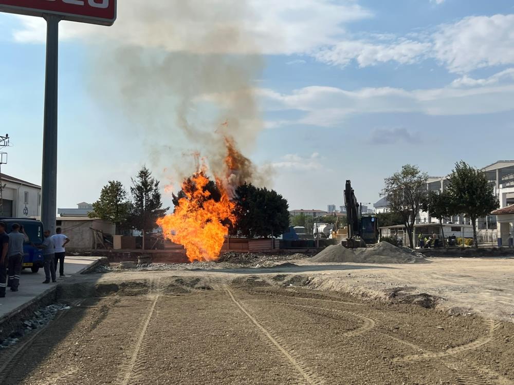 Doğalgaz hattında yangın çıktı, alevler metrelerce yükseldi