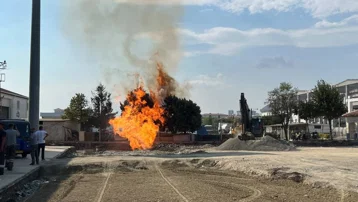 Doğalgaz hattında yangın çıktı, alevler metrelerce yükseldi
