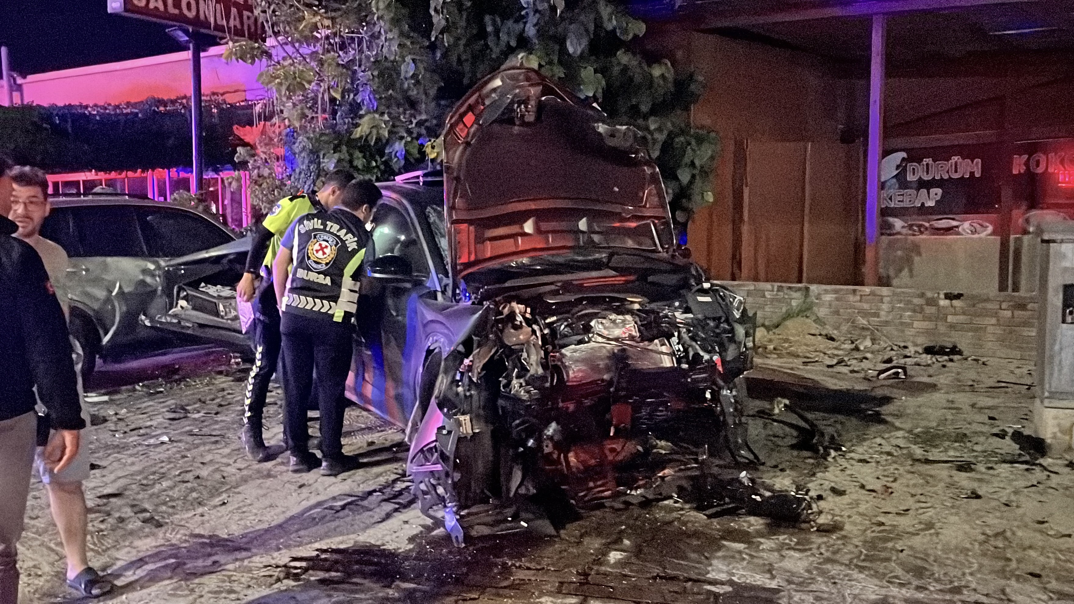 İki otomobil kafa kafaya çarpıştı. İki kişi öldü, iki yaralıBursa'nın Nilüfer ilçesinde, iki otomobilin çarpıştığı kazada 2 kişi öldü, 2 kişi yaralandı.